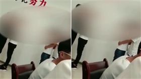 大陸／中國公司培訓女員工　遊戲輸掉得吻男同事、坐他大腿(圖/翻攝自微博)