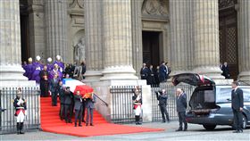 法國舉國哀悼  席哈克下葬巴黎墓園法國前總統席哈克逝世，在為他舉辦的彌撒中，有法國政要及多國領袖出席，場外也有許多民眾送別老總統。圖為108年9月30日拍攝。中央社記者曾依璇巴黎攝  108年10月1日