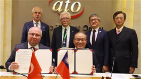 北市進出口公會與安卡拉商會 簽MOU拓合作台北市進出口商業同業公會30日與土耳其安卡拉商會簽署合作備忘錄，雙方期盼藉由企業交流、組團互訪、資訊分享等方式，促進台灣與土耳其的經貿往來。中央社記者何宏儒安卡拉攝   108年9月30日