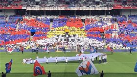 法國甲級足球聯賽中，里昂奧林匹克隊的支持者用彩色拼板排出雪山獅子旗圖案，抗議法甲聯賽為向中國宣傳而犧牲現場球迷權益。（圖／翻攝自推特）