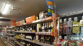 日調漲消費稅率　漲稅前酒品售況佳日本10月1日起消費稅率由現行的8%調漲至10%，有些商店鼓勵民眾趁漲稅前購買，例如酒類商品買氣夯。此圖為108年9月30日拍攝中央社記者楊明珠東京攝  108年10月1日