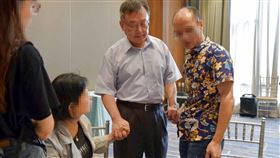 陸鐵人澎湖參賽意外亡　賴峰偉慰問家屬中國大陸福建鐵人三項選手王銀煥29日在澎湖參加國際鐵人三項賽發生摔車意外，傷重不治，澎湖縣長賴峰偉（右2）30日前往慰問王銀煥家屬，允諾協助家屬釐清責任。（澎湖縣政府提供）中央社  108年9月30日