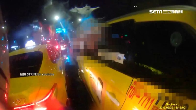 小黃未打燈切車道　騎士敲門怒控逼車