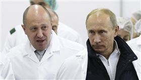 美國財政部認為俄羅斯總統蒲亭（Vladimir Putin）（右）的親密盟友普里格欽（Yevgeny Prigozhin）（左）散布假消息，今天對其祭出新制裁（圖／美聯社／達志影像）