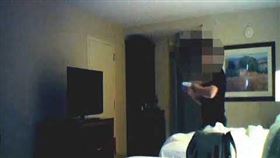 舊金山華裔旅遊業者彭學華被控為中國從事間諜活動，聯邦調查局（FBI）發現他多次透過秘密情報傳遞點轉交現金，並取得儲存敏感資訊的SD記憶卡。（圖／翻攝自The Justice Department YouTube頻道）