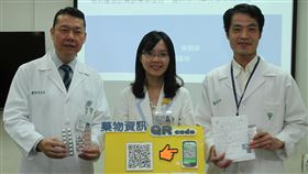 奇美醫學中心醫師減少病患多重用藥奇美醫學中心由藥師經雲端資訊評估嚴重多重用藥患者，協助醫師減少病患多重用藥，成果發表於國際期刊。奇美醫學中心首席醫療副院長林宏榮（左）、藥劑部藥師劉盈伶（中）等人1日進行宣導。中央社記者楊思瑞攝　108年10月1日