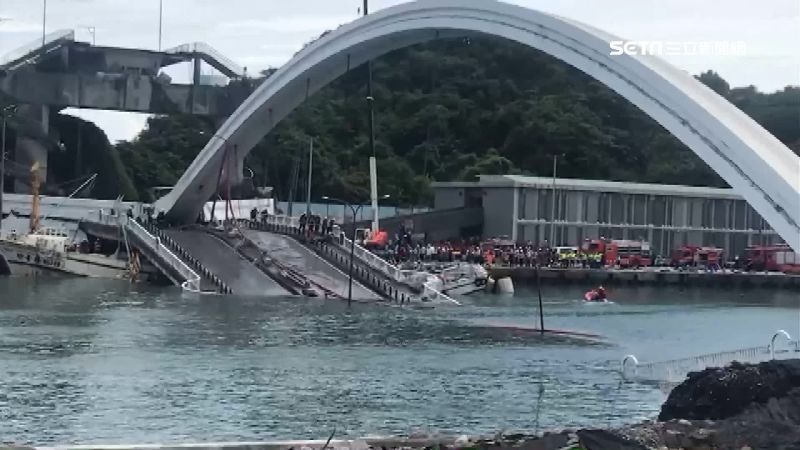 南方澳跨港大橋斷裂，引發港務公司和設計監造的亞新公司賠償官司。（圖／資料畫面）