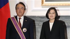蔡總統贈勳沼田幹夫（1）總統蔡英文（右）1日上午在總統府頒授日本台灣交流協會台北事務所代表沼田幹夫（左）大綬景星勳章，感謝沼田幹夫對兩國邦交的貢獻。中央社記者鄭傑文攝　108年10月1日