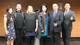 2019台灣電影展前進巴西駐聖保羅台北經濟文化辦事處處長張崇哲（右2）、聖保羅文教服務中心主任詹前校（右1）、策展人謝如欣（左1）出席「2019台灣電影展：台灣電影新視角」開幕酒會。中央社記者唐雅陵聖保羅攝  　108年10月1日