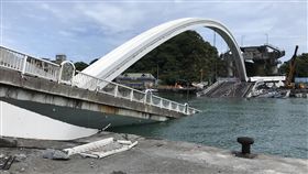 南方澳跨港大橋坍塌  現場持續搜救（1）宜蘭縣南方澳跨港大橋1日發生坍塌意外，造成油罐車壓毀、多艘漁船受損及民眾落海。消防署已成立南方澳跨港大橋斷橋中央災害應變中心，現場持續搜救中。中央社記者孫仲達攝  108年10月1日