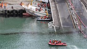 南方澳跨港大橋坍塌　救災人員持續搜救（2）宜蘭縣南方澳跨港大橋1日發生坍塌意外，造成多艘漁船受損、民眾落海，救災人員持續搜救，在斷裂橋面周遭進行搜索。中央社記者張皓安攝　108年10月1日