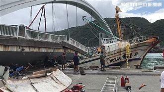 獨／恐怖！漁船3D變2D…2人受困