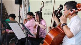 南投茶博　中部4縣團隊將接力演出配合南投世界茶業博覽會，「舞樂映茶香」中彰投苗藝術節將於11日登場，當天將有台中、南投、苗栗、彰化的團體接力演出；南投縣政府文化局1日舉辦記者會，邀玉山民族樂團（圖）演出「茶香樂韻」精華片段。中央社記者蕭博陽南投攝　108年10月1日