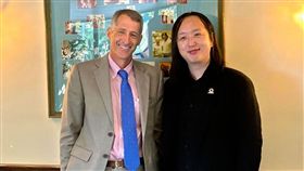 行政院政務委員唐鳳1日在臉書公布與美國國務院亞太局副助卿費德瑋的合照。（圖／翻攝自唐鳳臉書）