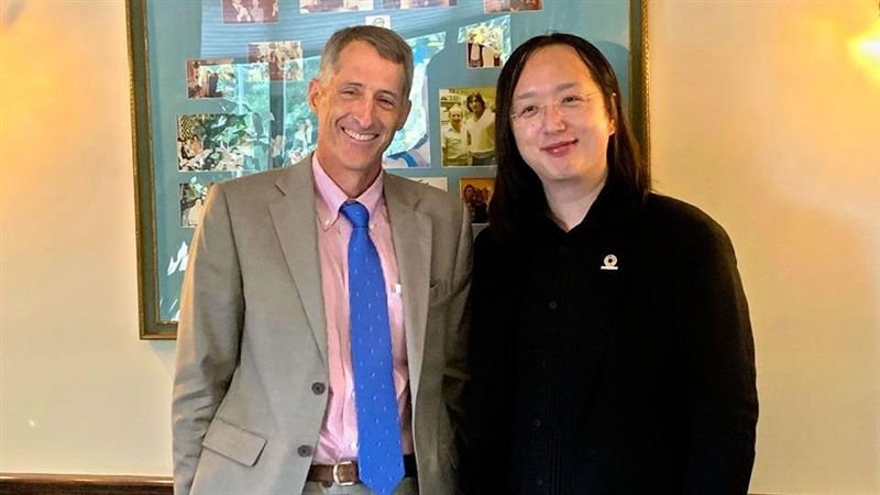 公開程度罕見！唐鳳秀與美高官合照