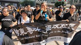 香港遊行（4）不理會警方的禁制，大批市民1日下午1時從銅鑼灣出發，前往中環遮打花園。圖為遊行龍頭，主題是結束專政，還政於民。中央社記者張謙香港攝 108年10月1日