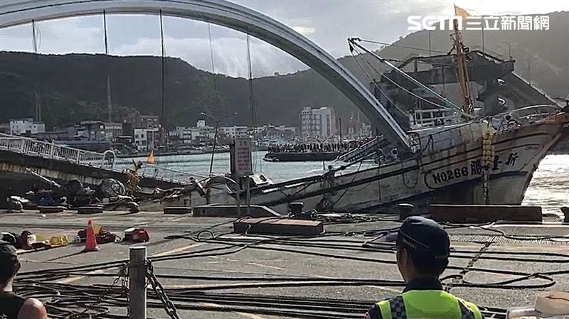 新臺勝266被拖出　船艙整個被剷平