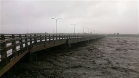 花蓮大橋改建計畫進行中　預計年底發包花蓮縣內由2座橋組成的花蓮大橋，因橋梁高度不足、加上地震造成橋梁局部位移受損，公路總局正進行原地改建計畫，目前已完成初步設計，目標今年底發包，民國112年完工啟用。圖為花蓮大橋溪水暴漲時情形。（公路總局提供）中央社記者張祈傳真　108年10月1日