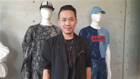 誠品進軍文創經紀  助周裕穎跨界設計誠品生活首度跨足「文創經紀」事業，簽下台灣第一位登上紐約官方時裝週的設計師周裕穎，近期周裕穎並與LEVI’S、NIKE 2大國際品牌跨界合作。中央社記者江明晏攝  108年10月1日