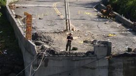 2009年莫拉克風災（八八水災、八八風災）災情慘重，圖為六龜鄉災區畫面。當地多處發生山崩、土石流、淹水災情，甚至出現斷橋。（圖／記者陳淳毅攝影）