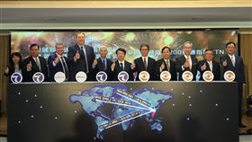 那斯達克100期貨及富櫃200指數 今舉行慶祝典禮期交所和櫃買中心1日上午舉辦「美國那斯達克100指數期貨及櫃買富櫃200指數期貨上市」暨「華南永昌富櫃200報酬指數ETN上櫃掛牌」慶祝典禮。中央社記者鍾榮峰攝　108年10月1日