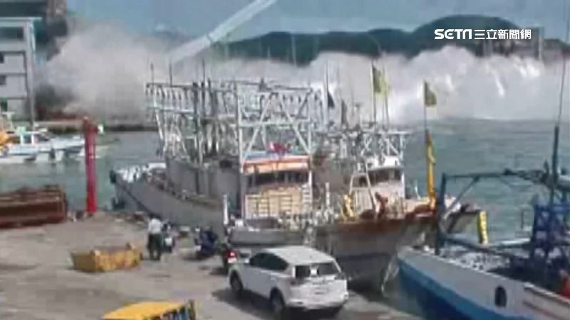大橋斷這艘船剛開近！緊急倒船躲避難