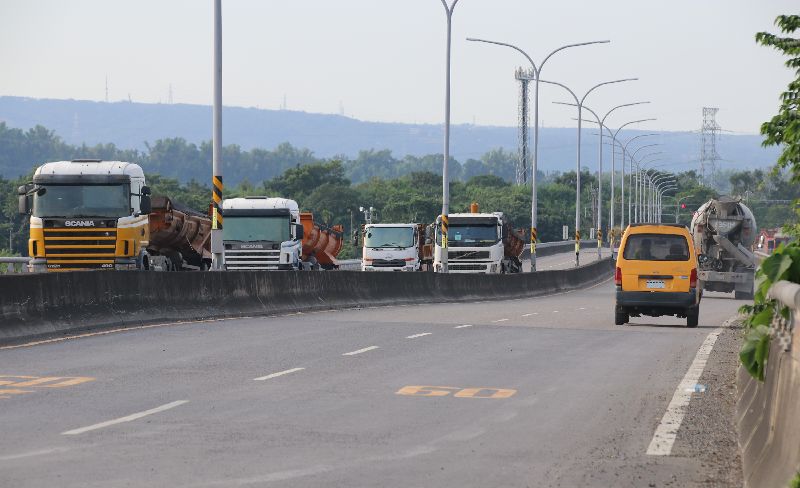 砂石車行駛搖動名竹大橋　民眾憂斷橋