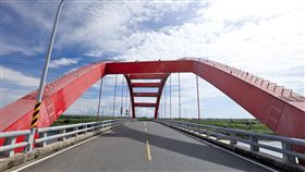 南方澳跨港大橋塌　台南高標準進行橋檢（2）宜蘭南方澳跨港大橋崩塌意外引發各界關注，台南市工務局表示，全市不分道路屬性的橋梁有1641座，其中年限20年以上有671座，並依交通部運研所橋梁檢測相關規定維護。市長黃偉哲也要求以高標準加強檢測作業。圖為佳里區溪州橋。（台南市政府提供）中央社記者張榮祥台南傳真　108年10月1日