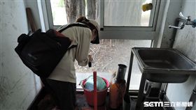 疾管署防疫人員於台南市成功大學校園進行孳生源查核。（圖／疾管署提供）