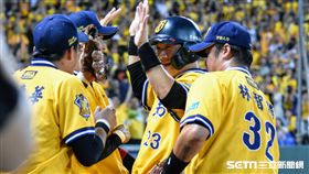 ▲中信兄弟台中洲際球場比賽，彭政閔、詹子賢。（圖／記者王怡翔攝影）