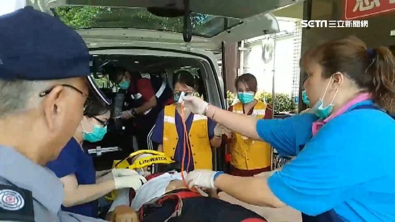 橋塌父命危！她忍淚完成工作急奔探父