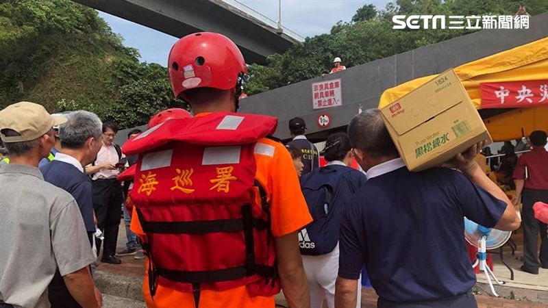 南方澳大橋斷　藍衣人們現場做這些事