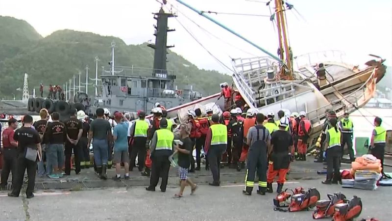 南方澳橋斷瞬間！3艘待補油漁船遭壓