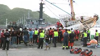 南方澳橋斷瞬間！3艘待補油漁船遭壓