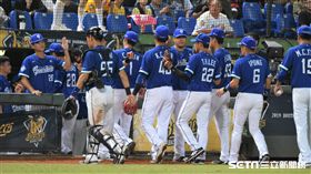 ▲富邦悍將團隊。（圖／記者王怡翔攝影）