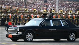 建政70週年　習近平：堅持和平統一與一國兩制中共總書記習近平今天在建政70週年閱兵式上說，要堅持「和平統一、一國兩制」方針，推動海峽兩岸關係和平發展，「繼續為實現祖國完全統一而奮鬥」。圖為習近平乘車檢閱受閱部隊。（中新社提供）中央社　108年10月1日