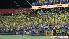 ▲中信兄弟象迷在洲際球場拋下黃色彩帶。（圖／記者王怡翔攝影）