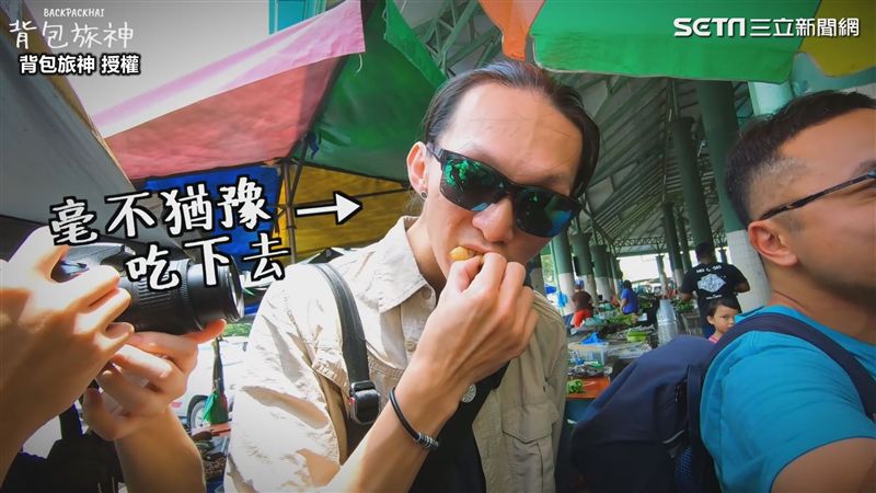 背包客馬國市場生吃蟲　膠原蛋白爆表