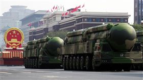 東風41亮相中共1日在北京舉行建政70週年閱兵式，號稱可鎖定全球戰略目標的東風41型洲際彈道飛彈首度亮相，成為全場焦點。（中新社提供）中央社　108年10月1日