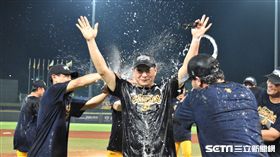 彭政閔被隊友香檳浴伺候。（圖／記者王怡翔攝影）