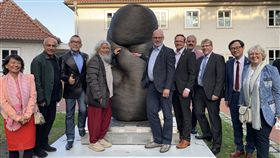 德國永久陳列康木祥作品（1）德國迪普霍爾茨市（Diepholz）9月30日舉行康木祥作品「無限智」的揭幕儀式。（台北101提供）中央社記者林育立柏林傳真 108年10月1日