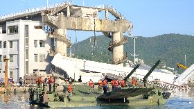南方澳跨港大橋坍  國軍協助清出水道