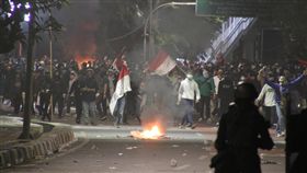 印尼大學生連日抗議國會修法印尼大學生連日發起抗議國會修法運動，9月30日晚間抗議者與警察在街頭對峙。警方10月1日指出，當晚有200多名抗議者與40名員警受傷。圖為108年9月30日拍攝中央社記者石秀娟雅加達攝　108年10月1日