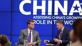 ★下週訪中 薛瑞福：將對台灣與香港情勢表達關切美國國防部印太事務助理部長薛瑞福（左）1日出席華府智庫「布魯金斯研究所」座談會。他在會中表示，將在下週訪問中國。中央社記者徐薇婷華盛頓攝 108年10月2日