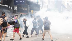 反送中示威癱瘓交通 港警發射催淚彈清場（2）反送中支持者29日堵塞銅鑼灣sogo百貨，警方發射催淚彈清場。中央社記者張謙香港攝 108年9月29日
