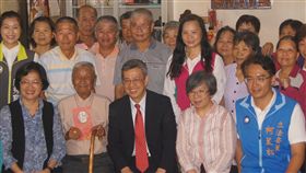 副總統赴彰化探視百歲人瑞副總統陳建仁（前中）1日在彰化縣長王惠美（前左）等人陪同下，探視家住在彰化縣和美鎮的百歲人瑞黃阿攀（前左2），並贈送金鎖片及敬老狀，祝福長者重陽節快樂。中央社記者吳哲豪彰化攝  108年10月1日