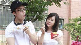 狄鶯與孫安佐一同做公益影片拍攝。（記者林士傑/攝影）