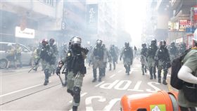 香港鎮暴警察轉往灣仔清場反送中在1日中共建政70週年紀念日發起遍地開花遊行示威，大批鎮暴警察在催淚煙霧中從金鐘挺進，到灣仔展開清場。中央社記者張謙香港攝 108年10月1日