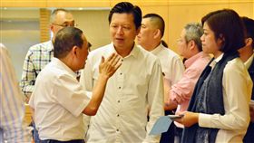 新北市全面檢測橋梁  3個月內提專案報告新北市長侯友宜（前左）2日在市政會議中，要求市府工務局長朱惕之（前左2），全面檢測新北市橋梁安全，並在3個月內提出專案報告。中央社記者黃旭昇新北攝  108年10月2日