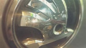 歐洲車加油…男裝懂撩女喊「這韓國車」　網笑：聰明的就懂（圖／翻攝自爆怨公社）